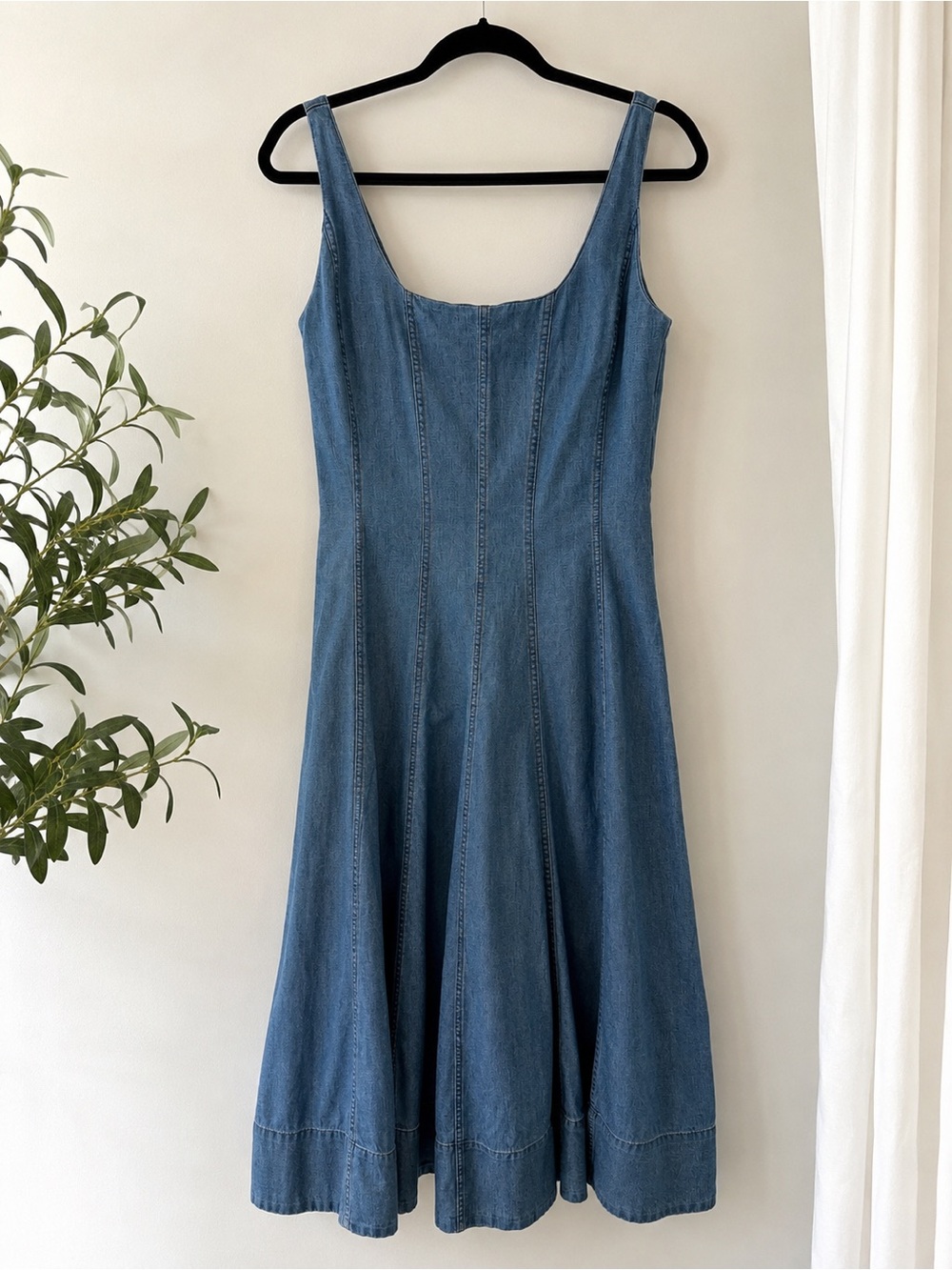 fit-and-flare midi dress featuring a scoop neck and a sleeveless silhouette.